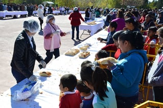 Comparten. Más de 4 mil personas degustaron la Megarosca de Reyes que compartió el DIF y el ayuntamiento de Torreón. (Fernando Compeán)