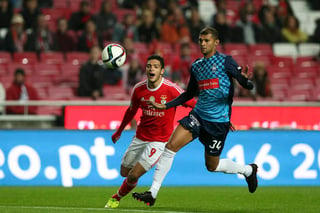 Jiménez (izq) anotó al minuto 34 para lograr el 3-0 en el primer tiempo. Jiménez colabora en goleada del Benfica frente al Marítimo