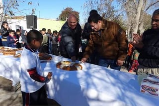 Apoyo. Se entregaron dulces, regalos y rosca en las instalaciones de la primaria del ejido Ignacio Zaragoza de Madero. (EL SIGLO DE TORREÓN)
