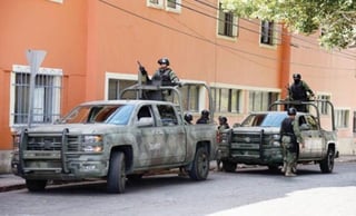 Las dos camionetas de la 24 zona militar hacen guardia a un costado del ayuntamiento. (EL UNIVERSAL)