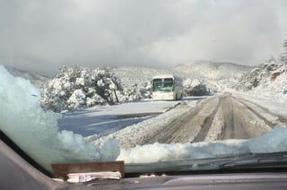 La carretera fue cerrada debido a la nevada que ocasionó en esa zona el frente frío número 28 de la presente temporada invernal. (ARCHIVO)