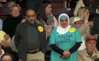 Sin miedo. Echan de mitin de Donald Trump a una musulmana; la mujer se puso en pie para protestar.