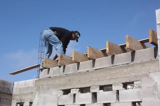 Construcción. Este año se beneficiará a 2 mil familias con la construcción de techos.