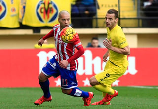 Alberto Lora (i) y el delantero del Villarreal, Roberto Soldado. (EFE)