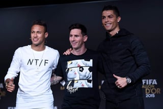 El brasileño Neymar (i-d), el argentino Leo Messi y el portugués Cristiano Ronaldo durante una rueda de prensa previa a la entrega de premios. (EFE)