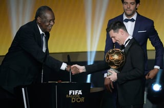 El jugador argentino del Barcelona Lionel Messi saluda al presidente en funciones de la FIFA, Issa Hayatou (izda), tras recibir el Balón de Oro. (AP)