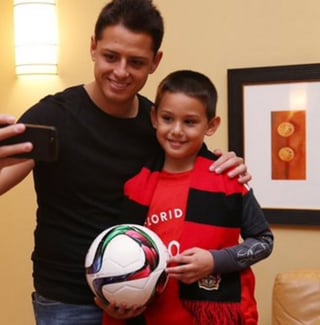 'Chicharito' por su parte hizo feliz a Eduardo, un niño de siete años, de Tampa, Florida, quien envió mensajes de video al astro mexicano, a través de Facebook y Twitter.