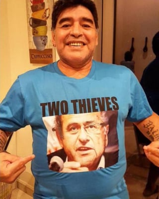 El exjugador lució una camiseta con los rostros mezclados de Blatter y Platini, y a quienes se refiere con la leyenda “Two Thieves” (Dos Ladrones). (TWITTER)
