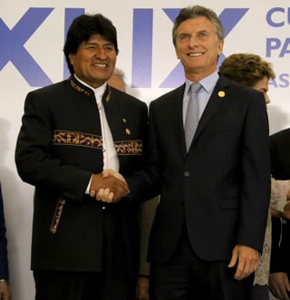 Morales (izquierda) añadió que su homólogo enviará a alguien a Bolivia 'para negociar'. (ARCHIVO)