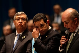 Nuevo líder. JimmyMorales (c) gesticula en la ceremonia de investidura como presidente de Guatemala.