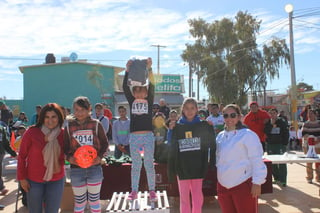 Las pequeñas corredoras celebraron en grande al recibir sus premios por parte del Instituto Municipal del Deporte de Torreón. Corren laguneros en la Línea Verde en varias categorías