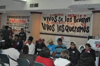 Unión. Ayer la caravana norte de los familiares de Ayotzinapa se reunieron con integrantes de Fuundec, Vida y otros organismos. (EL SIGLO DE TORREÓN)