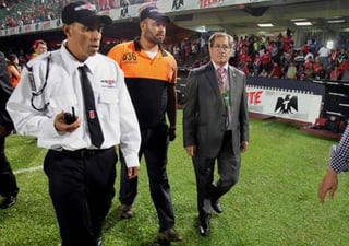 Edgardo Codesal tuvo que salir del estadio el viernes pasado entre elementos de seguridad. (Especial)