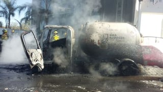 A causa del incendio de la pipa de gas se vieron afectados vehículos particulares. (TWITTER)