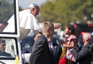 Cercano. En sus visitas, el Papa Francisco ha permitido que personas se acerquen a él.