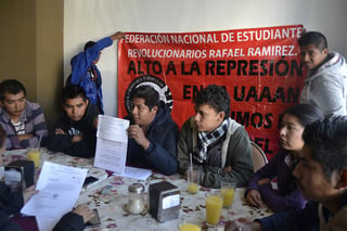 Expulsión. Adán Márquez Vicente, representante de la región norte de la FNERRR muestra el amparo promovido por alumnos. (EDITH GONZÁLEZ)