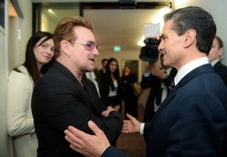 El líder de U2 saludó al presidente Enrique Peña Nieto durante el Foro Económico Mundial en Suiza. (EFE)