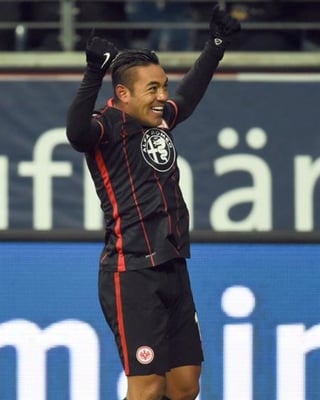 El central mexicano ingresó de cambio para hacer su debut en la liga alemana, lo que provocó un revulsivo en el accionar del Frankfurt. (TWITTER)