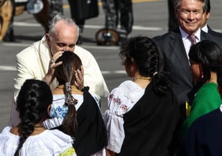 Abierto. En sus viajes, el Papa Francisco no pierde la ocasión para saludar a los grupos indígenas.