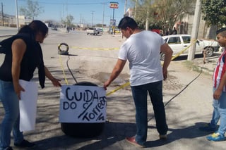 Campaña. El grupo de Jóvenes en Movimiento recorrió el oriente de Torreón marcando los baches como una 'escena del crimen', a fin de evitar un accidente y para que las autoridades los atiendan. (GUADALUPE MIRANDA)