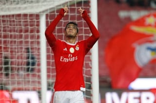 Raúl Jiménez anotó el cuarto gol del Benfica. (Notimex)