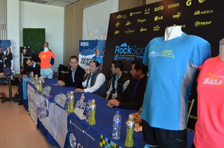 El comité organizador presentó las playeras que se incluyen en el kit de los participantes. (Eduardo Sepúlveda)