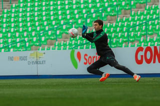 Agustín Marchesín para un balón durante el entrenamiento de ayer. Afinan últimos detalles en Santos para jornada 3