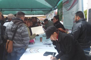 Buscan empleo. Cientos de jóvenes gomezpalatinos acudieron a la Feria del Empleo en busca de una oportunidad laboral. (EL SIGLO DE TORREÓN)