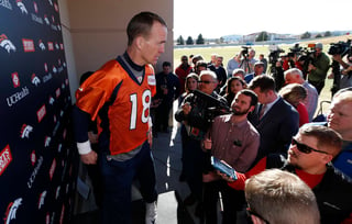 Peyton Manning habló ayer ante los medios de comunicación. Peyton se niega a hablar sobre retiro. (AP)