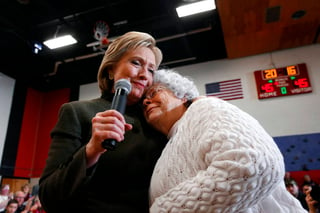 Campaña. Unos días antes de que inicien las primarias, Hillary Clinton abraza a una anciana. (AP)