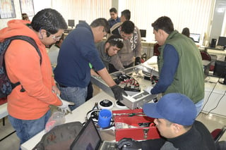 Entusiasmados. Conalep Torreón se prepara para participar en competencia de robótica. (EDITH GONZÁLEZ)