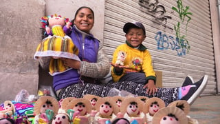 Muñecas artesanales, bolsas, servilletas y hasta fundas, son algunos de los productos que Josefina ofrece a los laguneros. (SIGLO TV)