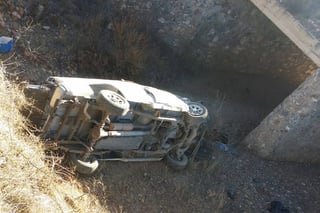 Aparatoso. La camioneta quedó volcada sobre su costado izquierdo, pero por suerte el conductor sobrevivió.