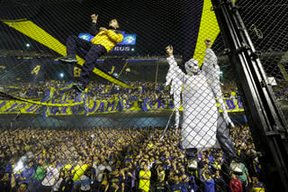 La Conmebol dio a conocer que decidió reducir de manera automática las sanciones impuestas a jugadores, entrenadores y clubes con motivo de su centenario. Uno de los equipos beneficiados Boca Juniors. (AP)