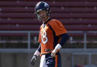 Peyton Manning se dio tiempo para recordar a sus entrenadores y lo que han influenciado el desarrollo de su carrera. (AP)