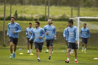 Se estima que, por el regreso de Luis Suárez, la cantidad de uruguayos que viajarán a ver el partido será mayor que en otras oportunidades. (EFE)