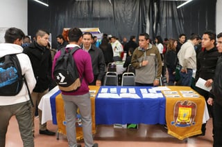 Acuden. Universidades de La Laguna ofrecen sus planes educativos a jóvenes de Madero y municipios aledaños. (ROBERTO ITURRIAGA)