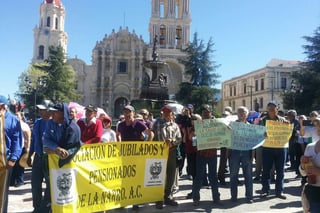 Protesta.  Los maestros se molestaron y tomaron la calle Miguel Hidalgo, ubicada frente al  Palacio de Gobierno.