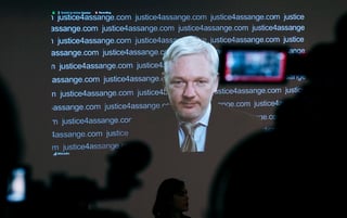 En una videoconferencia desde la embajada de Ecuador en Londres, Assange señaló que ha estado detenido ilegalmente en este país durante cinco años y medio. (EFE)