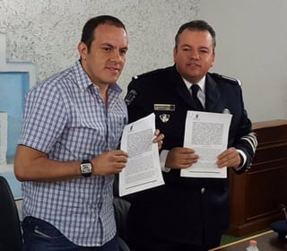 Firmó con el comisionado de Seguridad Pública de Morelos, Alberto Capella, el convenio de adhesión al Mando Único. (TWITTER)