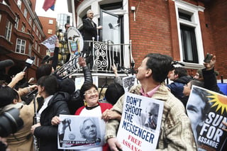 Nueva etapa. Detenido aún en el embajada ecuatoriana, Julian Assange reclamó su libertad ante sus simpatizantes. 