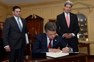 Gira. El presidente colombiano Juan Manuel Santos finaliza su visita oficial a EU, en la imagen aparece con John Kerry. (EFE)