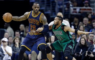 Aún ante la buena actuación de LeBron James, Cleveland cayó en su casa ante los Celtics de Boston.