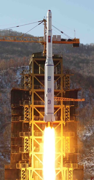 'No podemos aceptar el lanzamiento del misil que Corea del Norte ha realizado a pesar de que hemos insistido en que no lo hiciera', dijo el jefe del Ejecutivo nipón a los medios. (ARCHIVO)