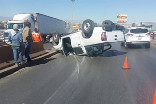 Volcadura. Hombre resulta con lesiones superficiales luego de volcar en su camioneta sobre el Periférico de Torreón.