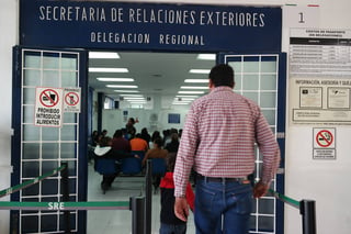 Trámites. Hasta 200 pasaportes mexicanos se expiden a diario en la delegación Torreón de la SRE. (ARCHIVO)