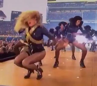 Beyoncé logró evitar la caída y disimuló como un paso más de la coreografía. (YOUTUBE)