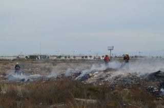 Por un lapso de 45 minutos los rescatistas lucharon contra el fuego y el viento en contra, luego realizaron labores de barrido de basura, materiales y desechos de los alrededores.