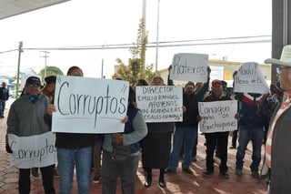 Enojo. Campesinos del módulo 9 de Matamoros y San Pedro 'tomaron' instalaciones de Conagua. (EL SIGLO DE TORREÓN)
