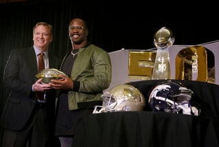 Von Miller (d) recibe el premio al MVP del Super Bowl de manos del comisionado de la NFL, Roger Goodell. (AP)